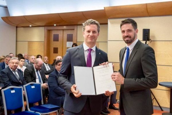 Politikusmozgás az Agrárminisztériumban: két helyettes államtitkár ment, egy jött - a képen balra az új nemzetközi kapcsolatokért felelős helyettes államtitkár, Bencsik Dávid, jobbra pedig a Külgazdasági és Külügyminisztérium parlamenti államtitkára és miniszterhelyettese, Magyar Levente - Fotó: STUTTGART.MFA.GOV.HU