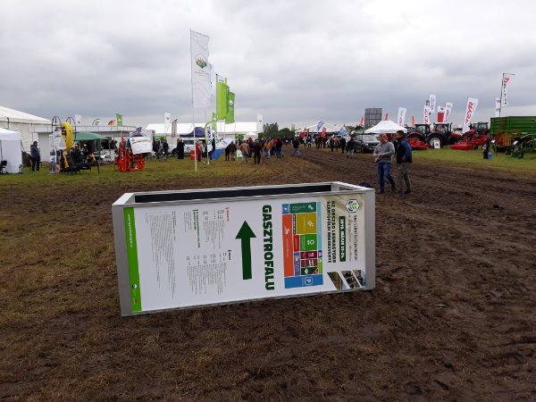 A NAK Szántóföldi Napok és AgrárgépShow 2019-es rendezvényén feldőlt információs oszlop - Fotó: Magro.hu, CSZS, Mezőfalva