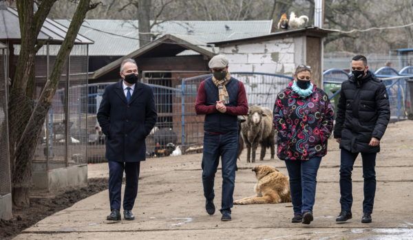 Nagy István agrárminiszter, Nyitrai Zsolt miniszterelnöki megbízott, Schneider Kinga, a NOÉ Állatotthon szóvivője és Ovádi Péter, a Nemzeti Állatvédelmi Program megújításáért és végrehajtásáért felelős miniszteri biztos (b-j) érkezik az állatvédelmi online felmérés indításának sajtótájékoztatójára az állatotthonban 2021. február 7-én - fotó: MTI/Szigetváry Zsolt