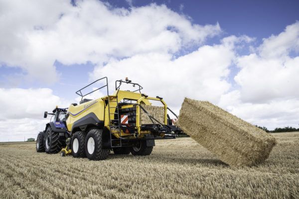 A New Holland BigBaler 1290 HighDensity szögletes nagybálázó munkában