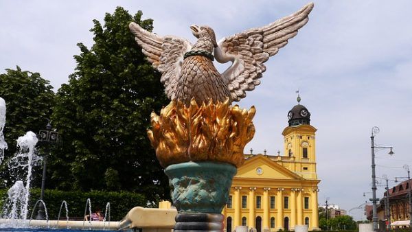 A mezőgazdaság és az ipar húzza Hajdú-Bihar megye gazdaságát - a fotó Debrecen főterén a Nagytemplomról és a Főnix-szoborról készült