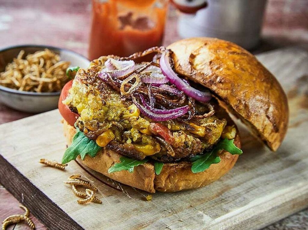 Rovarhamburger egész lisztkukacokkal. Ami egyeseknél undort és borzongást vált ki, az másoknál húspótló, klímavédő hatással.