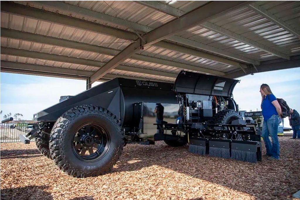 A John Deere márkakereskedőknél Észak-Amerikában és Ausztráliában.a Smart Apply, az Orchard GUSS és a mini GUSS már elérhető