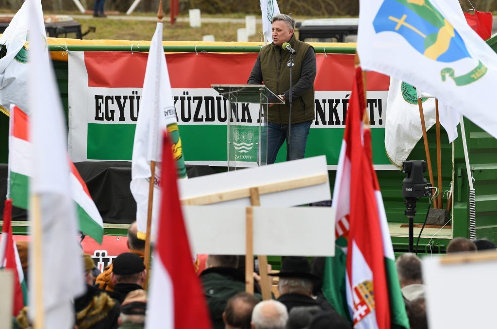 Győrffy Balázs, a Nemzeti Agrárgazdasági Kamara elnöke beszédet mond Záhonyban 2024. február 9-én: meglehetősen vegyes érzelmeket váltott ki a nyilatkozata az érdekeltekből a vadkárok kezeléséről - Fotó: MTI/Balázs Attila