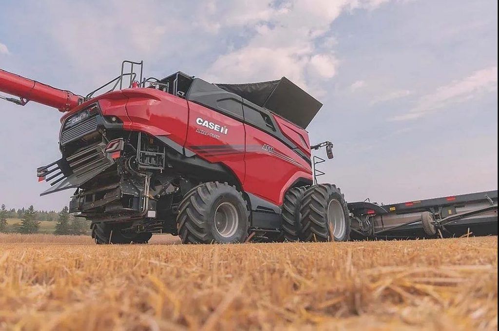 A Case IH bemutatta új AF11 kombájnját. Az AF az Axial Flow rövidítése, azt a cséplési koncepciót jelzi, amelyet a Case IH évek óta egyetlen rotorral vezet be a piacon. Eddig. Az AF11 különlegessége ugyanis a dupla rotor. (Fotó: Case IH))