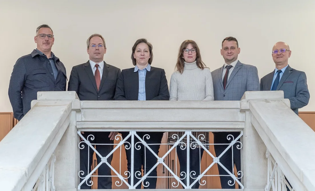 A szabadalom megszületésében részt vevő kutatók: Sáhó András (Kisalföldi Mezőgazdasági Zrt.), Dr. Varga László, Hanczné Dr. Lakatos Erika, Dr. Greff Babett, Dr. Ásványi Balázs és Dr. Molnár Zoltán a Széchenyi István Egyetem mosonmagyaróvári kampuszán.
(Fotó: Adorján András)