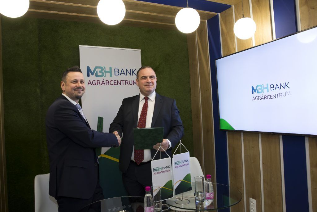 Együttműködési megállapodást írt alá az AGROmashEXPO és AgrárgépShow rendezvényen az MBH Bank és a Mezőgépgyártók Országos Szövetsége (MEGOSZ), a képen jobbra Csanádi Tamás, a Mezőgépgyártók Országos Szövetségének elnöke, balra pedig
Hollósi Dávid, az MBH Bank Agrár- és Élelmiszeripari Üzletágának ügyvezető igazgatója fog kezet egymással