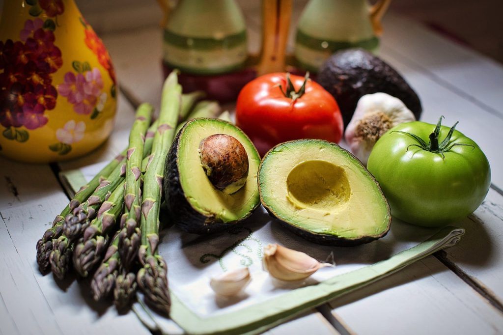 Tudjuk, hogy az avokádó jó forrása az egészséges zsíroknak, de felvehető a bélgyógyító ételek listájára is. A Journal of Nutrition 2020-ban megjelent tanulmánya megállapította, hogy az avokádó fogyasztása hozzájárulhat az egészséges bélrendszer, a bélmikrobióma javításához is.