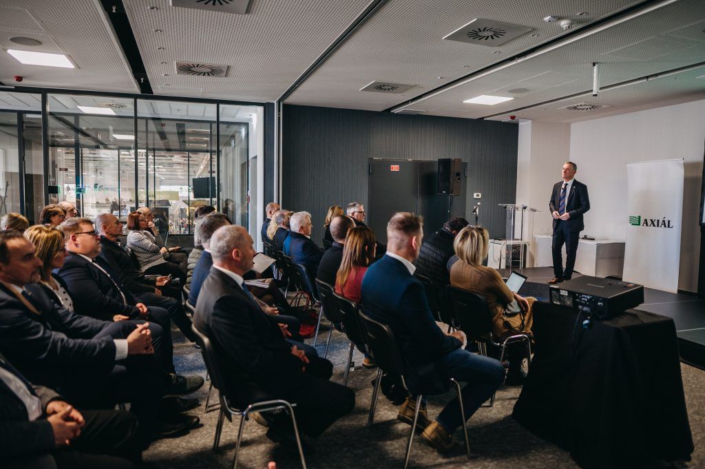 A magyar mezőgazdaság legnagyobb rendezvényén, a budapesti AgrárgépShow kiállításon tartott évértékelőt az AXIÁL Kft., a képen Pintér Zsolt ügyvezető beszél - Fotó: Sajtóközlemény, AXIÁL