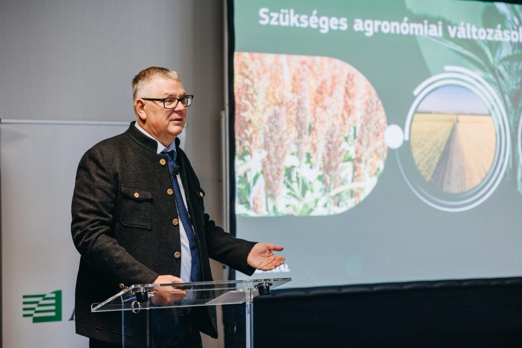 Harsányi Zsolt tulajdonos-ügyvezető a cég sajtótájékoztatóján - Fotó: AXIÁL Kft.
