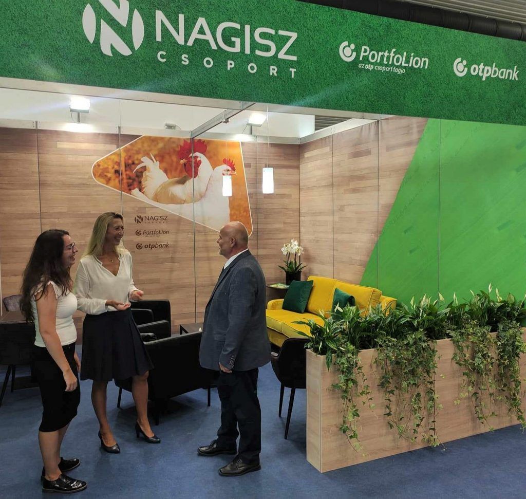 Középen Szűcsné Szaniszló Zsuzsa, a Nagisz Csoport marketing és kommunikációs felelőse - Fotó: FB