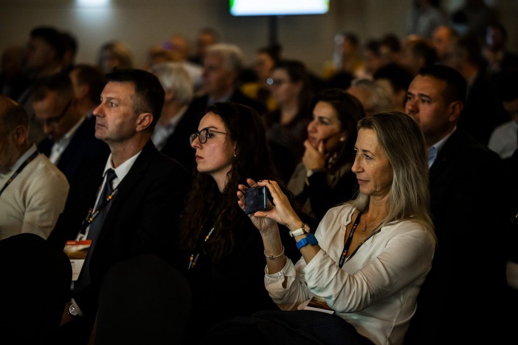 Szűcsné Szaniszló Zsuzsa, a Nagisz Csoport marketing és kommunikációs felelőse fényképez egy siófoki agrárkonferencián - Fotó: FB