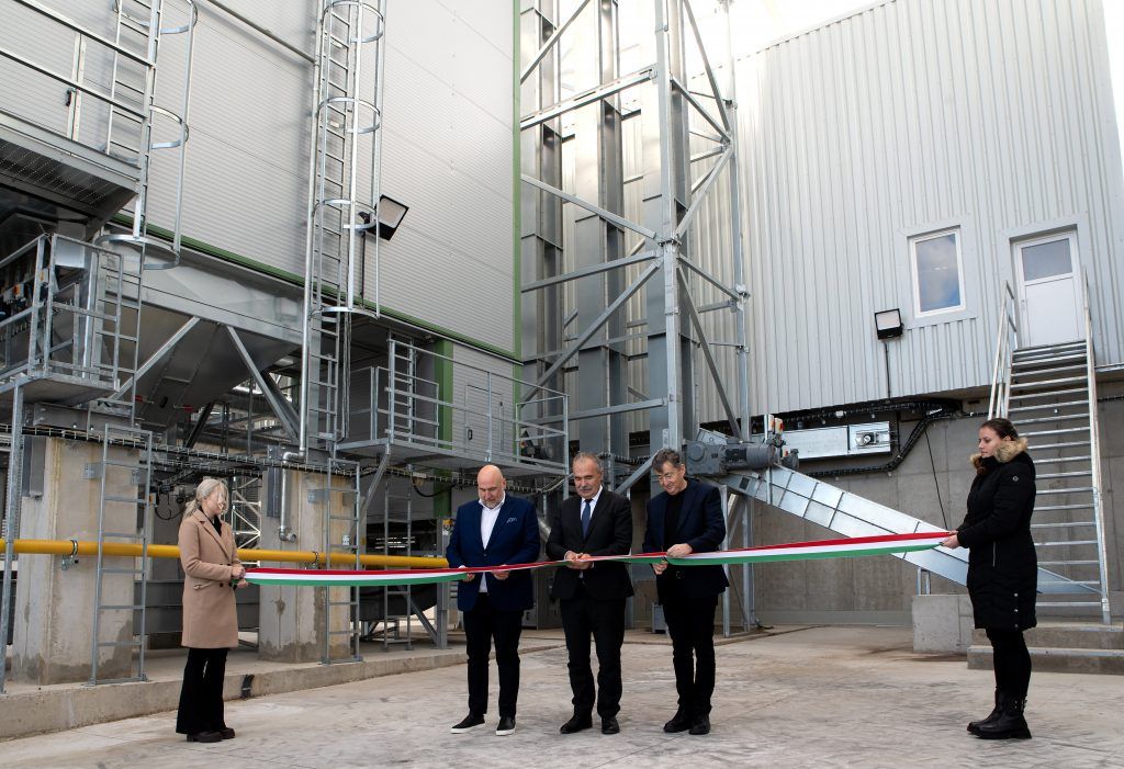 Nagy István agrárminiszter (k), Mészáros Lőrinc, a Mészáros Csoport tulajdonosa (j) és Makai Szabolcs, a Talentis Agro Zrt. vezérigazgatója (b) a Talentis Agro csoporthoz tartozó Lajta-Hanság Zrt. fejlesztésének átadóján Jánossomorján 2023. november 15-én - Fotó: MTI/Krizsán Csaba