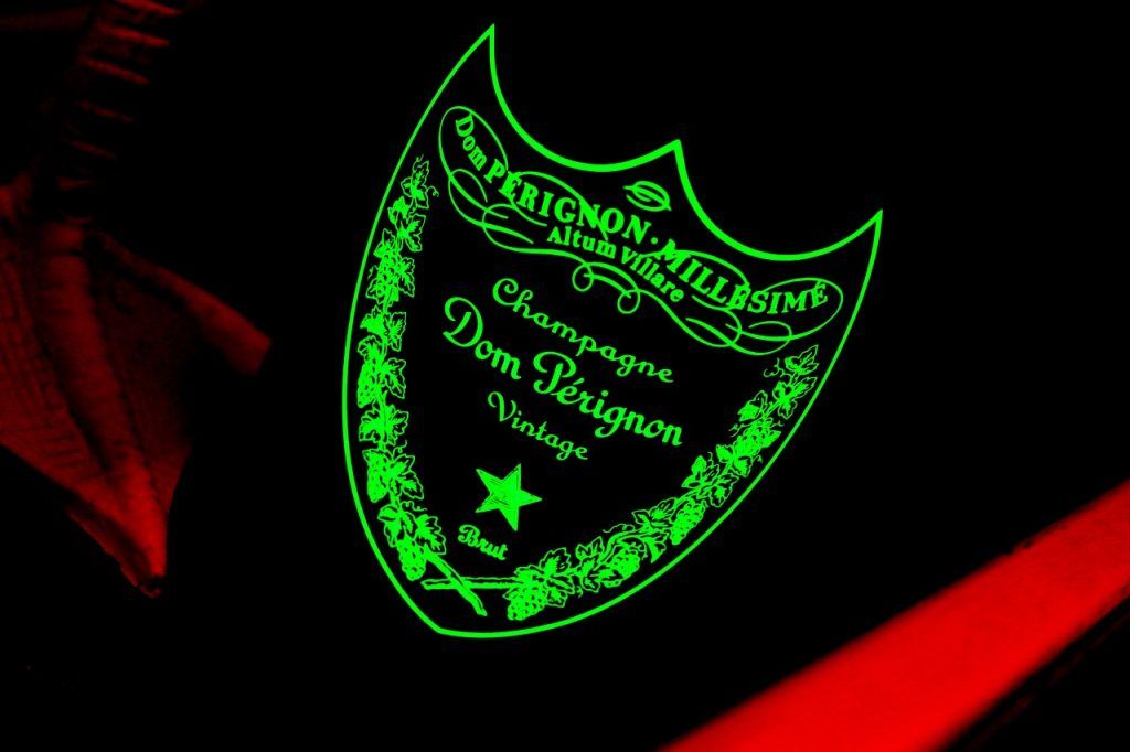 A legenda szerint az ünnepi ital feltalálója egy francia bencés rendi szerzetes, Dom Perignon, aki az hautvillers-i apátságban tevékenykedett