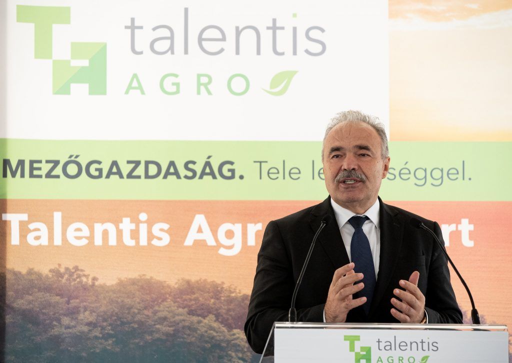 Nagy István agrárminiszter beszédet mond a Talentis Agro csoporthoz tartozó Lajta-Hanság Zrt. fejlesztésének átadóján Jánossomorján 2023. november 15-én - Fotó: MTI/Krizsán Csaba