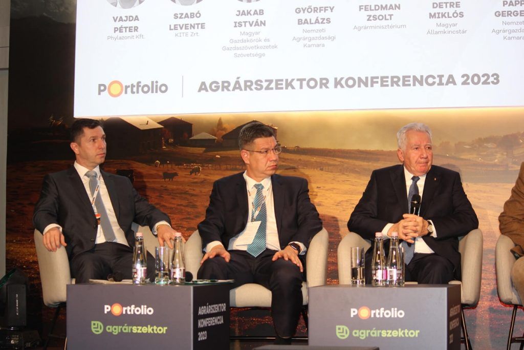 Balról jobbra Vajda Péter, a Phylazonit Kft. ügyvezetője, Szabó Levente, a KITE Zrt. vezérigazgatója és Jakab István, a Magyar Gazdakörök és Gazdaszövetkezetek Szövetségének elnöke - Fotó: Portfolio