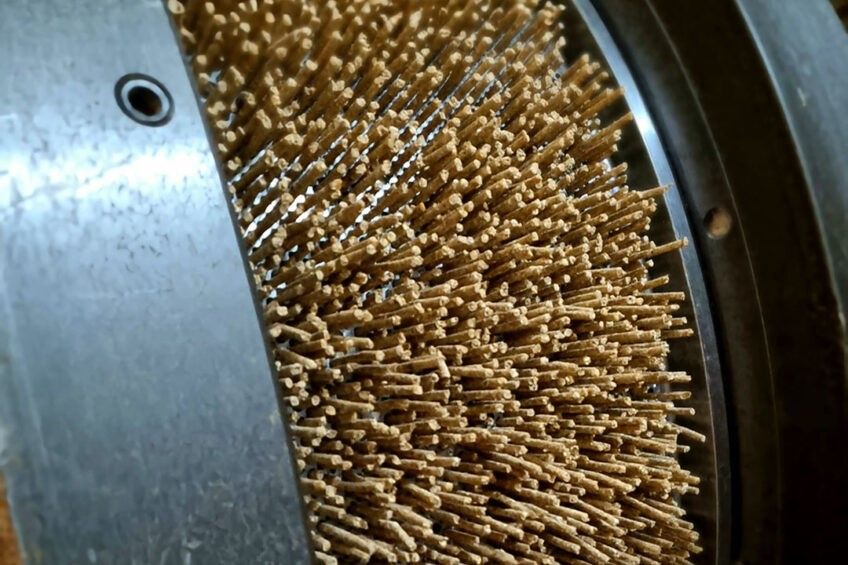 A pellet alakja, az összetevők jellemzői és a takarmánymalom folyamatai együttesen befolyásolják a pelletálás útján előállított takarmányok minőségét és tartósságát