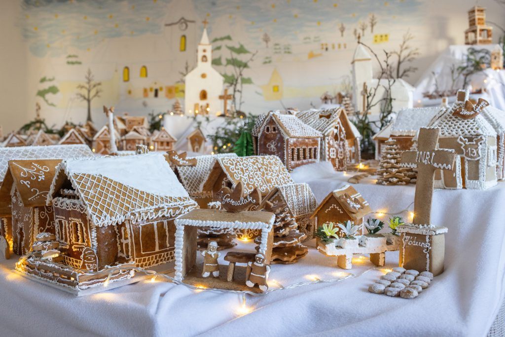 Geresdlak mézeskalácsból készült makettjének részlete 2023. december 12-én. A Baranya vármegyei falu lakói tizenöt éve minden télen elkészítik a település kicsinyített mását mézeskalácsból - Fotó: MTI/Ruprech Judit