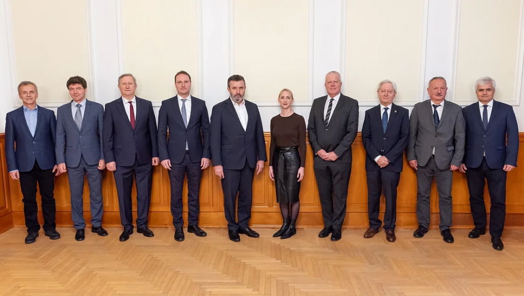 Az aláírási ünnepség résztvevői: Prof. Dr. Horváth Zoltán, a Széchenyi István Egyetem Gépészmérnöki, Informatikai és Villamosmérnöki Karának dékánja, Dr. Gyenesei Attila, a Pécsi Tudományegyetem Szentágothai János Kutatóközpont Magyar Genomika és Bioinformatika Központ vezetője, Prof. Dr. Friedler Ferenc, a Széchenyi István Egyetem rektora, tudományos elnökhelyettese, Dr. Filep Bálint, a Széchenyi István Egyetem elnöke, Prof. Dr. Palkovics László, a Széchenyi István Egyetemért Alapítvány kuratóriumi elnöke, Szűcs Gabriella programvezető, Dr. Vályi-Nagy István, a Dél-Pesti Centrumkórház Országos Hematológiai és Infektológiai Intézet főigazgatója, Prof. Dr. Bódis József, az Universitas Quinqueecclesiensis Alapítvány elnöke, Prof. Dr. Miseta Attila János, a Pécsi Tudományegyetem rektora és Jenei Zoltán, az Országos Kórházi Főigazgatóság főigazgatója - Fotó: Adorján András - Széchenyi István Egyetem
