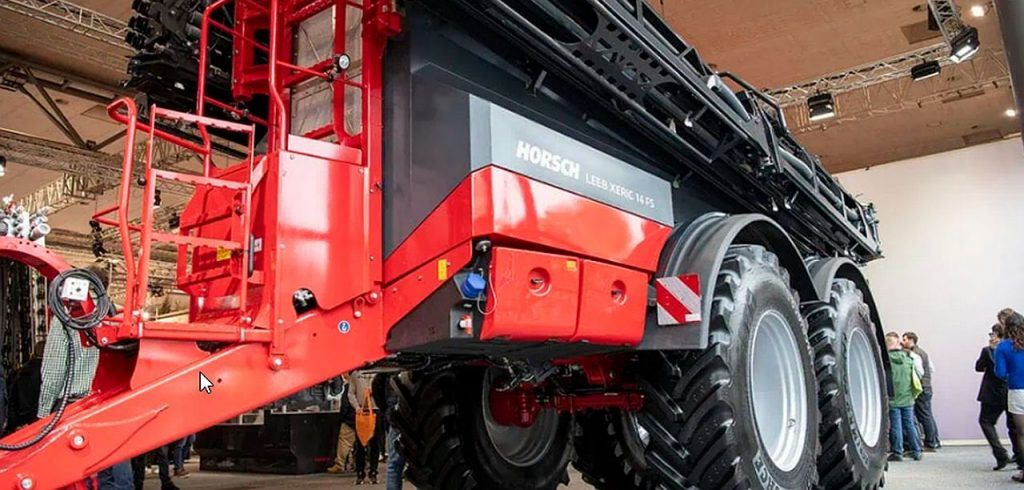 A KA Horsch Leeb Xeric 14FS műtrágyaszóró nullszériás gép. Sík tereptől vagy dombos tereptől függően 250-300 lóerős traktorra van szükség a húzásához