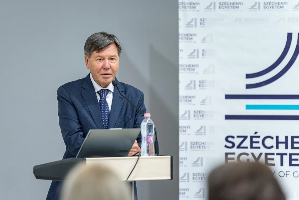 Bokor József, az egyetem kutatásért és innovációért felelős elnökhelyettese a különböző szervezeti egységek és kutatási műhelyek együttműködésének fontosságáról is beszélt - Fotó: Adorján András