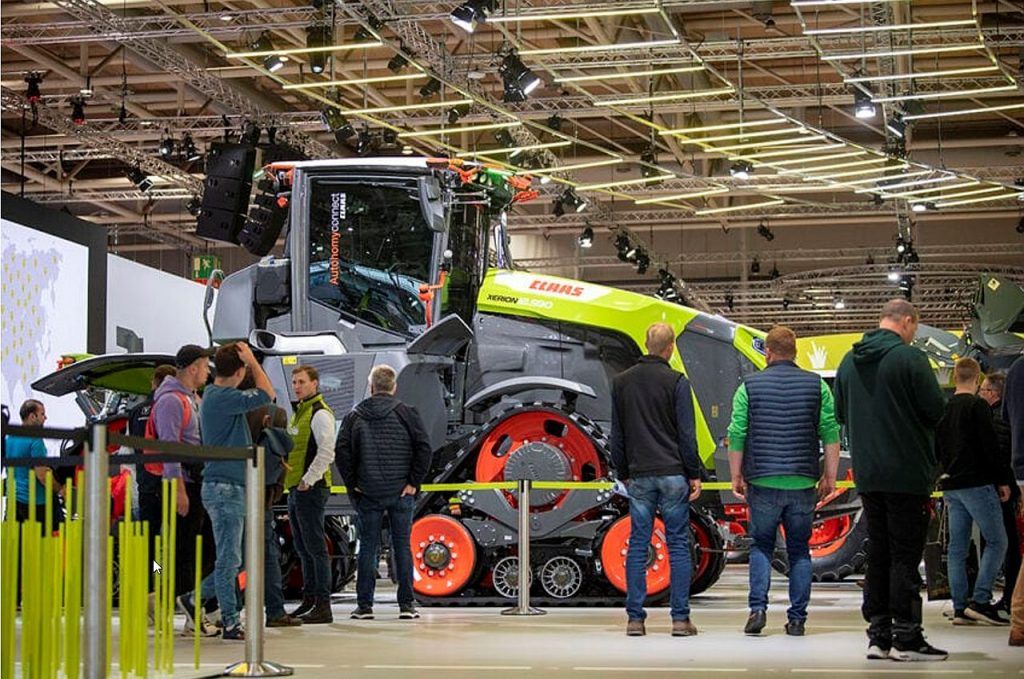 Az önjáró traktor. A jövőben a gazdálkodók és a vállalkozók háromféle kormányzási lehetőség közül választhatnak: vezetői asszisztens, másodpilóta vagy robotpilóta.