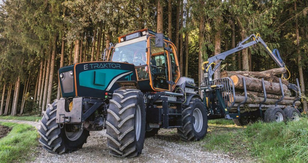 A traktor 400 voltos háromfázisú csatlakozással vagy gyorstöltőállomáson keresztül tölthető. Az akkumulátor várhatóan elég nagy lesz ahhoz, hogy négy órán át kaszáljon vagy hat órán át gereblyézzen folyamatosan