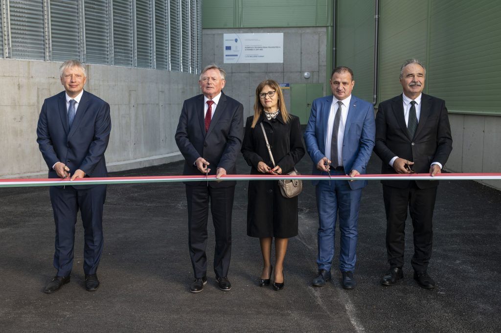 Nagy István agrárminiszter (j), Erős Gábor, a térség országgyűlési képviselője (j2), Kókai Rita polgármester (k), Tóth Béla, a Gyermelyi Zrt. igazgatóságának elnöke (b2) és Kancz Csaba, Komárom-Esztergom vármegyei főispán (b) átvágja a nemzeti színű szalagot a cég mintegy hárommilliárd forintból épült, új gabonatárolóinak átadásán Gyermelyen - Fotó: MTI/Bodnár Boglárka