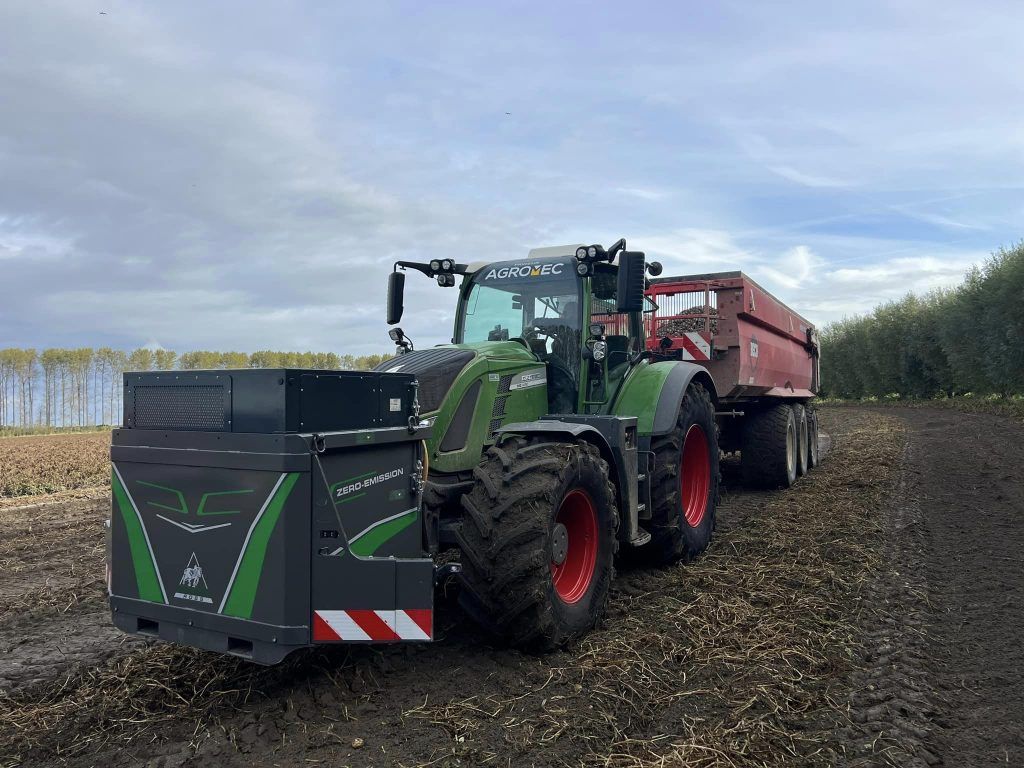 A holland Koninklijke Maatschap de Wilhelminapolder (KMWP) elkezdte egy 200 lóerős, elektromos hajtásúra átalakított Fendt 700 Vario traktor gyakorlati tesztjét - Fotó: FB
