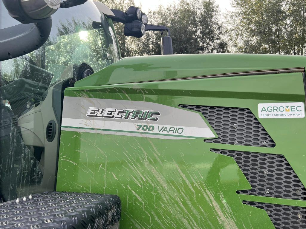 Közelről az elektromos hajtású traktor motorházteteje - Fotó: FB