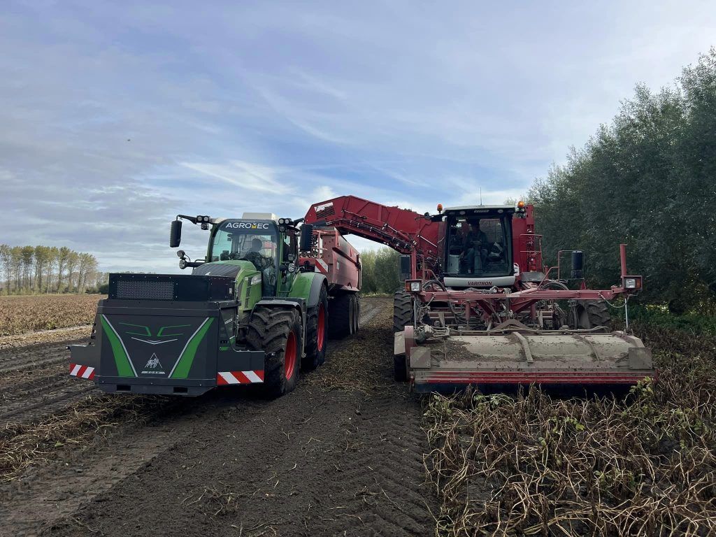 Burgonyabetakarítás közben az elektromos hajtású Fendt 700 Vario traktor - Fotó: FB