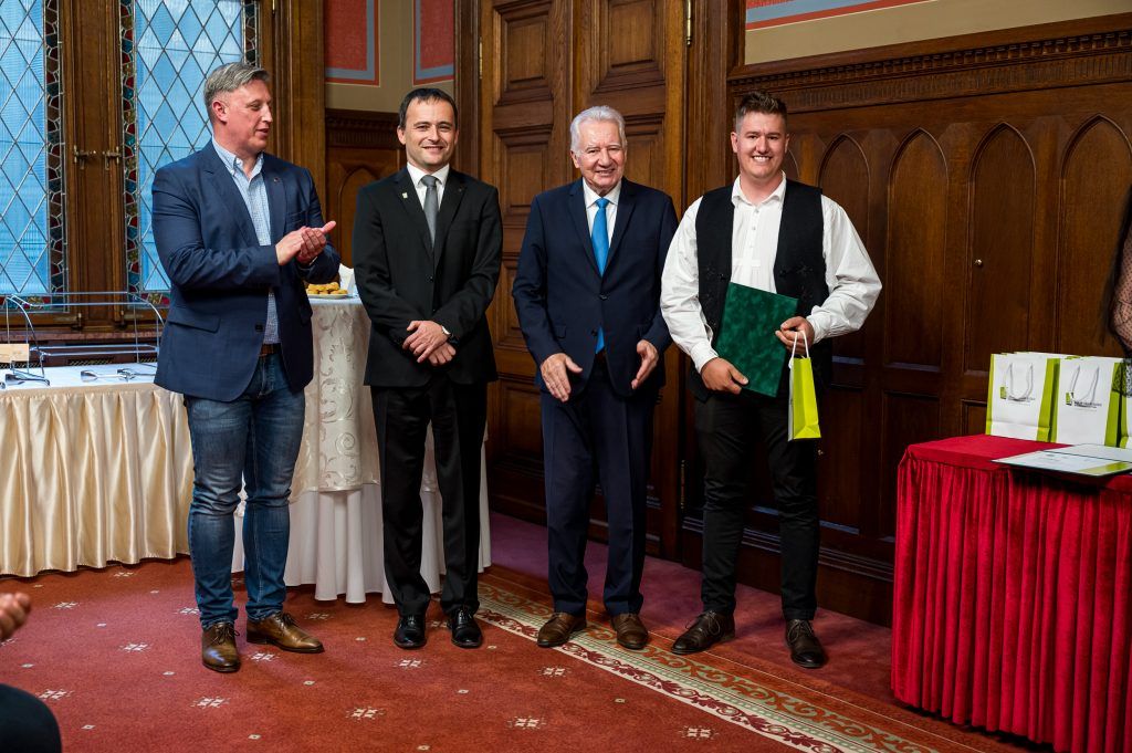 Balról Győrffy Balázs, Dr. Herczegh András, Jakab István és az egyik fiatal díjazott - Fotó: NAK/Lévai Zsolt