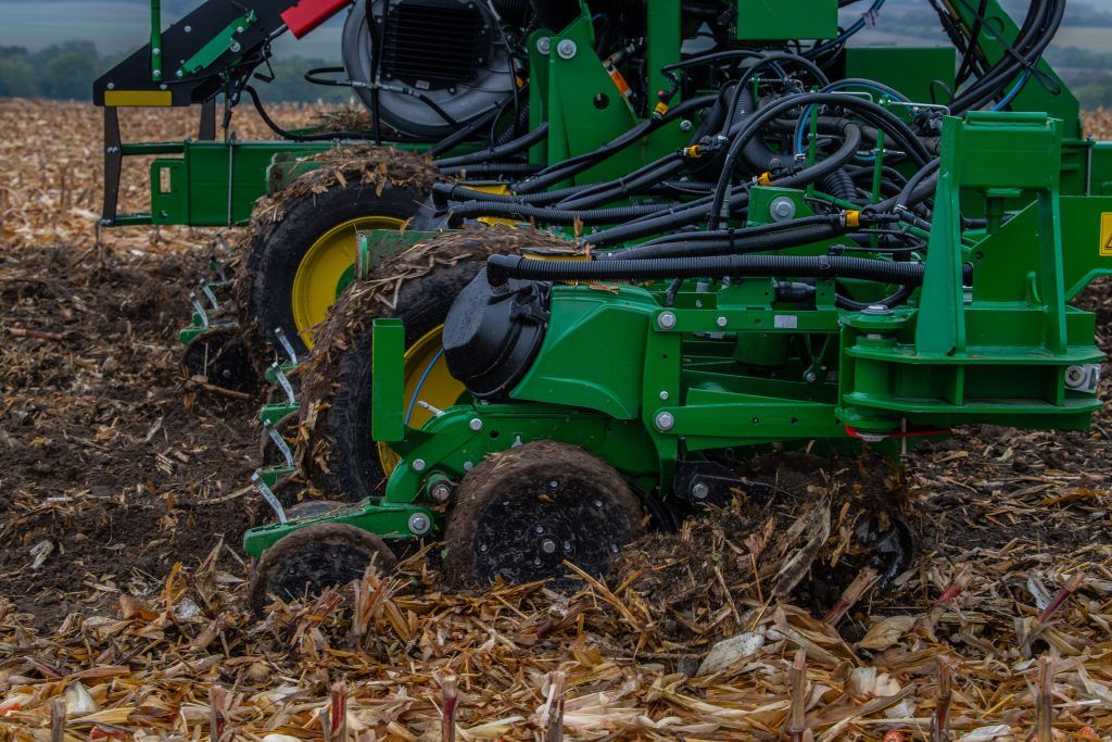 A John Deere a termelési ciklus minden egyes lépéséhez kínál technológiai megoldásokat, a szerves trágyázástól a vetésen, a kaszáláson és betakarításon át a szarvasmarhák takarmányozásáig