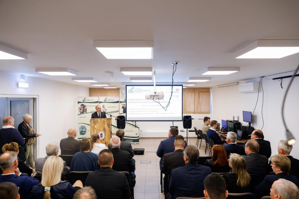 Nagy István agrárminiszter az Alföld digitális mezőgazdaságát és innovációs aktivitását támogató ágazati képzőközpont átadóján, a Csongrád-Csanád vármegyei Csongrádon beszélt a fejlesztésekről - Fotó: Fekete István