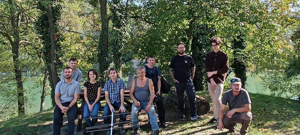 A kutatókból és önkéntes méhészekből álló rádiótelemetriás csapat - Balról jobbra: Sipos Tamás (MATE Kaposvári Campus), Bognár Imre (Gelse), Kolics-Horváth Éva (MATE Georgikon Campus, Keszthely), Dr. Kolics Balázs (MATE Georgikon Campus, Keszthely), Kiss Zoltán (Mosonszolnok), Berta Antal (Somogyszob), Gazsó Attila (Hédervár), Gazsó Ákos (Hédervár), Gazsó Imre (Jánossomorja)