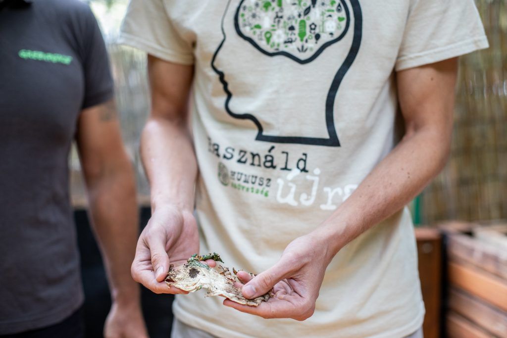 Hat hónap után tűntek el a bevásárlószatyrok a Humusz Szövetség és a Greenpeace Magyarország komposztkísérletében - Fotó: Dörgő Zsuzsi / Greenpeace