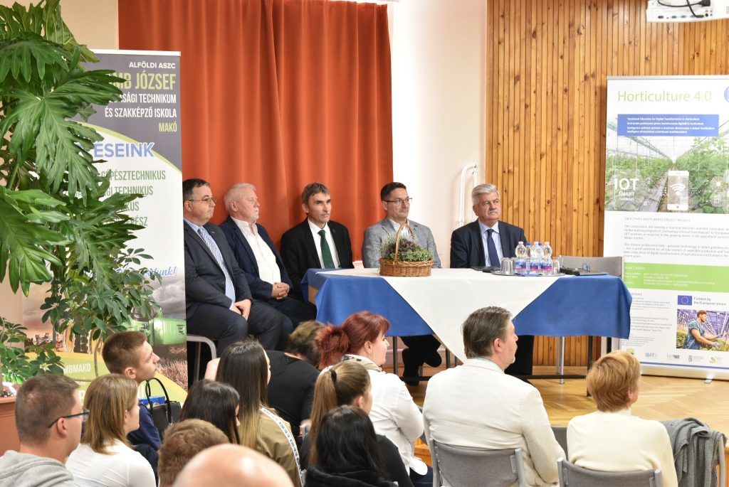 Országos konferenciának adott otthont a Galamb József nevét viselő makói agrártechnikum, a téma a jövő mezőgazdasága és az intelligens növénytermesztési technológiák oktatása volt. Az ehhez szükséges tankönyvet az intézmény vezetésével, nemzetközi együttműködésben dolgozzák ki - Fotó: FB