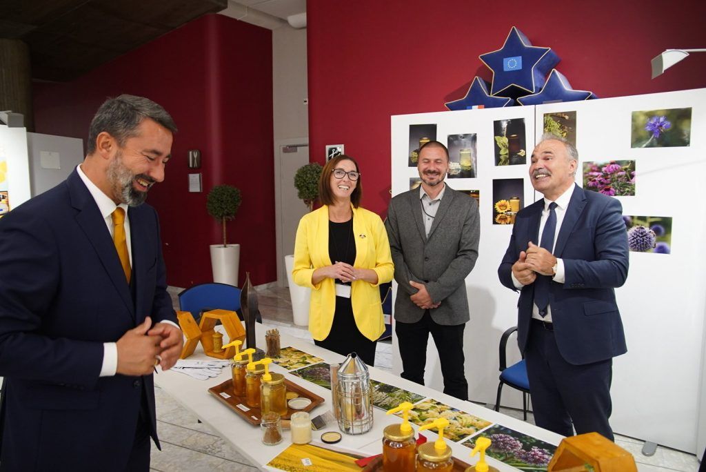 Nagy István agrárminiszter (j) és Hidvéghi Balázs EP-képviselő (b) a magyar méhészeti tevékenység bemutatóján Strasbourgban 2023. október 16-án - Fotó: MTI