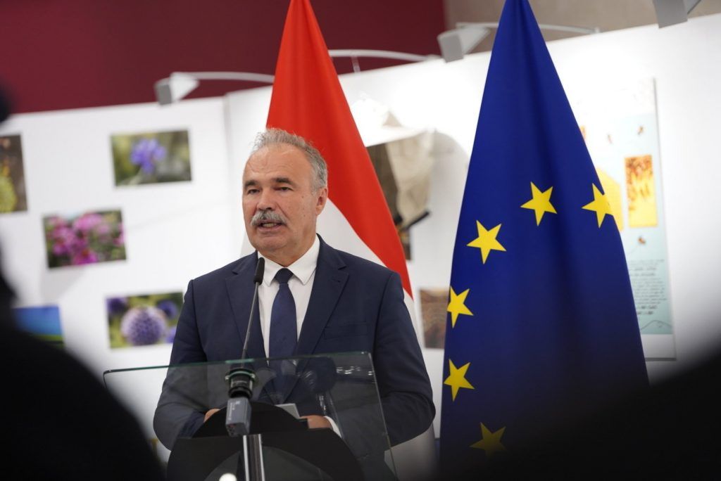 Nagy István agrárminiszter beszédet mond a magyar méhészeti tevékenység bemutatóján Strasbourgban, ahol a magyar és az európai méhészek védelmére hívták fel a figyelmet - Fotó: MTI