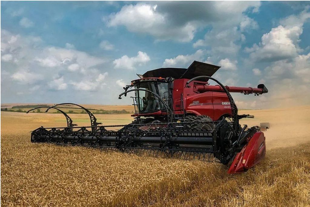 A Case IH a kombájnok automatizálásának új formáján dolgozik; négy radarérzékelő lóg az orsó fölé, és a termény magasságát és vastagságát pásztázza. Ez alapján a gép szabályozza a haladási sebességét