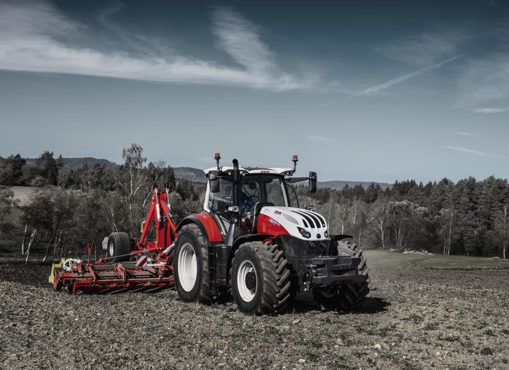 A Steyr 6280 Absolut CVT traktor a táblán dolgozik