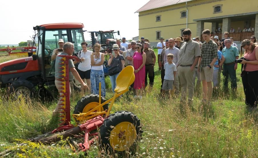 Viszló Levente, a a Pro Vértes Nonprofit Zrt. igazgatója beszél a kaszálási bemutatón