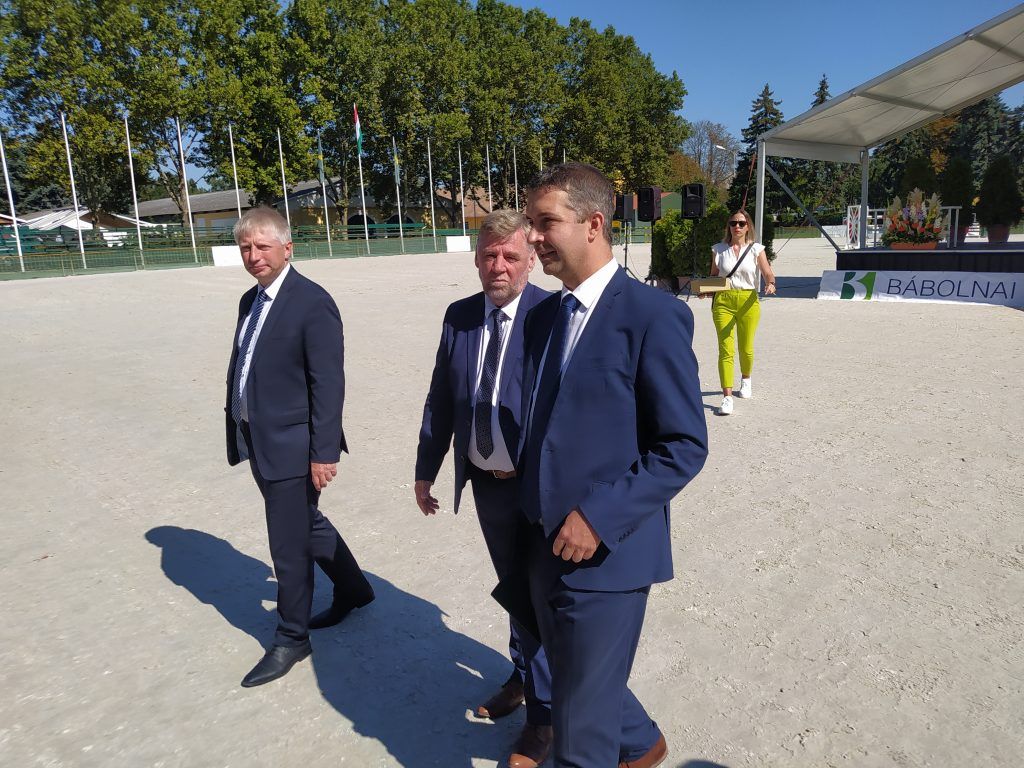 Középen Haál Gábor, a Bábolna Nemzeti Ménesbirtok vezérigazgatója, jobbra Feldman Zsolt, mezőgazdaságért és vidékfejlesztésért felelős államtitkár a 36. Bábolnai Gazdanapok megnyitó ünnepségét követő pillanatokban - Fotó: Magro.hu, CSZS, Bábolna