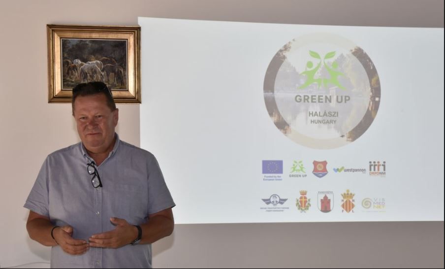 A halászi Ugo Birtokon szervezett konferencián Majthényi Tamás polgármester köszöntötte a Green up program résztvevőit - Fotó: Kisalföld, Kerekes István