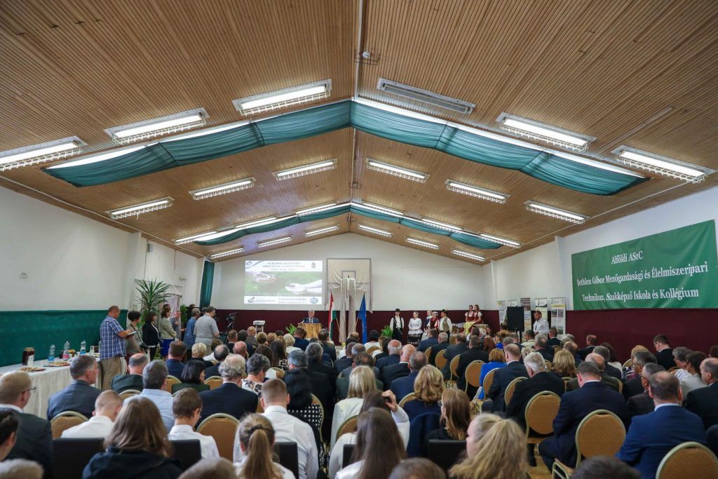 Farkas Sándor Gyomaendrődön, a Bethlen Gábor Mezőgazdasági és Élelmiszeripari Technikum, Szakképző Iskola és Kollégiumban tartott évnyitón beszélt a szakképzett munkaerő megbecsüléséről - Fotó: Fekete István