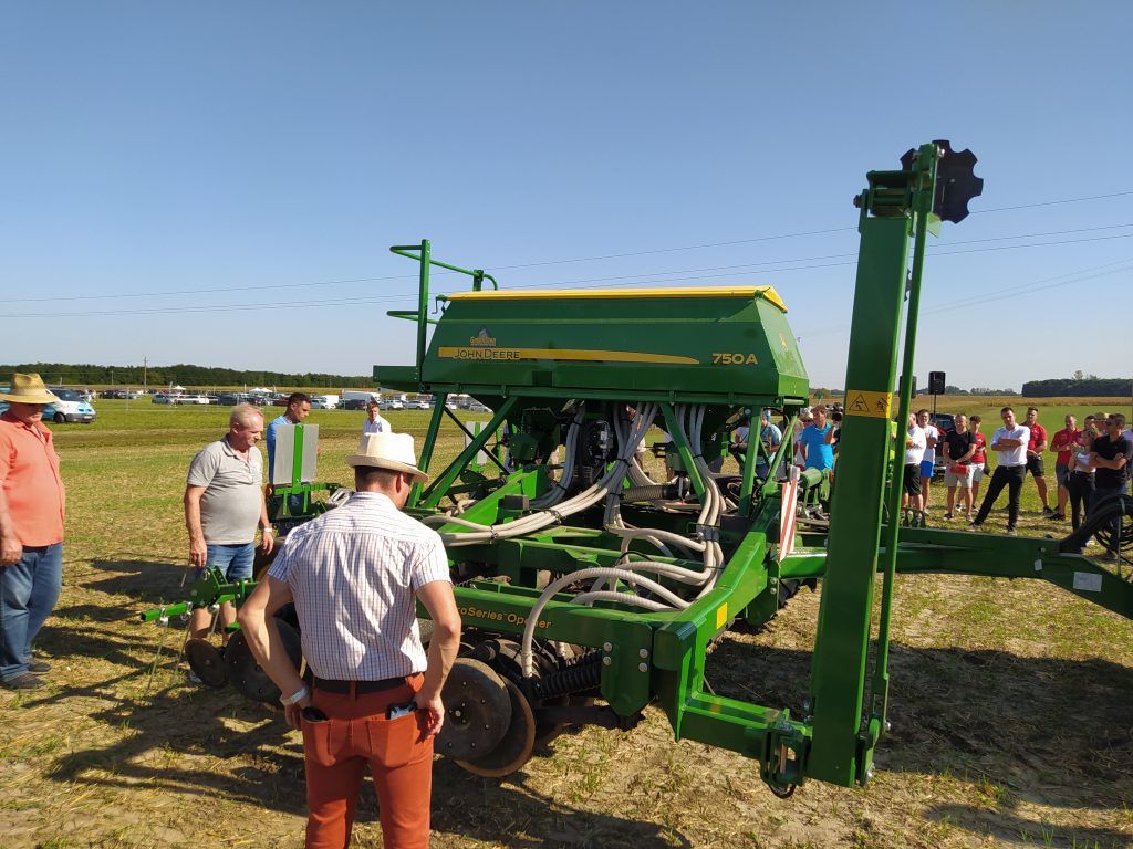 A John Deere vetőgépet szemlélik a gazdák