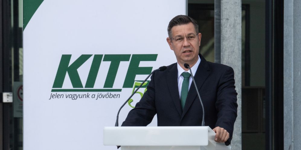 Az évforduló a múlt tisztelete mellett alkalmat teremt az elismerésekre és a köszönetnyilvánításra is, melyet az időkapszulák elhelyezése napján Szabó Levente vezérigazgató intézett a munkavállalók felé