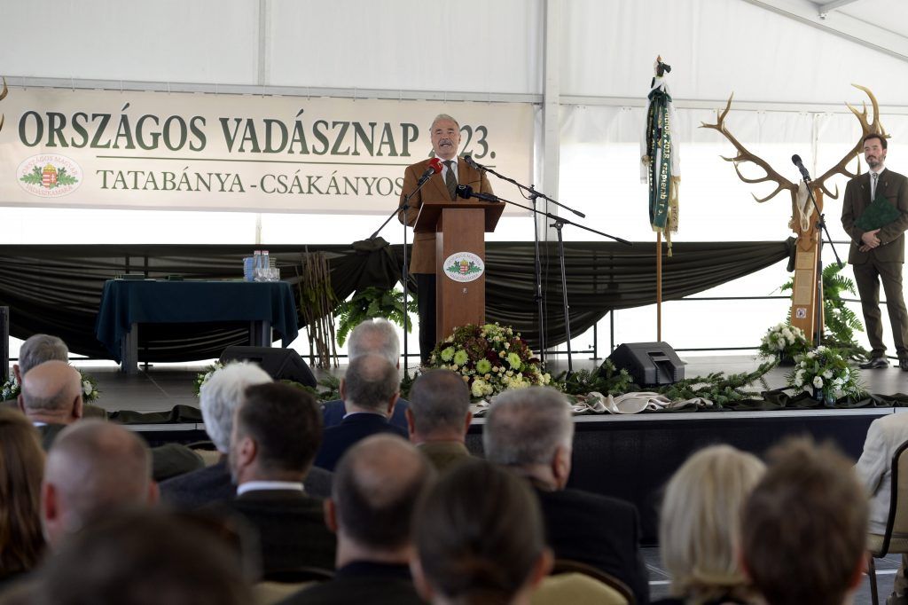 Nagy István agrárminiszter beszédet mond az országos vadásznapon a Vértes Kapuja Rendezvényközpontban a Tatabányához tartozó Csákányospusztán - Fotó: MTI/Kovács Attila