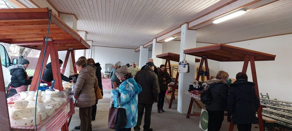 a Szobi Helyi Termelői Piac. A piac a Vidékfejlesztési Program VP6-7.2.1-7.4.1.3-17-es felhívásának támogatásával valósult meg, melyre a Börzsöny-Duna-Ipoly Vidékfejlesztési Egyesület 42 279 766 forint támogatást nyert