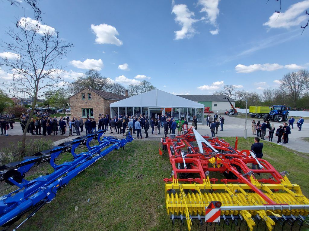 A Bemutató üzemek támogatása felhívás keretein belül önállóan támogatható az agrárszektor résztvevőinek bemutató üzemi programjainak szervezése és megvalósítása, ideértve a hozzá kapcsolódó marketing tevékenységet (promóciós anyagok beszerzését/elkészítését) és kiadványok készítését is - Fotó: Magro.hu, CSZS, Mosonmagyaróvár, Széchenyi István Egyetem tangazdaság